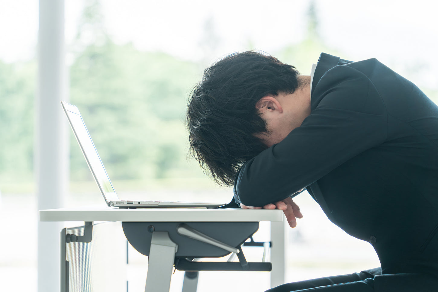 職場で具合が悪い人